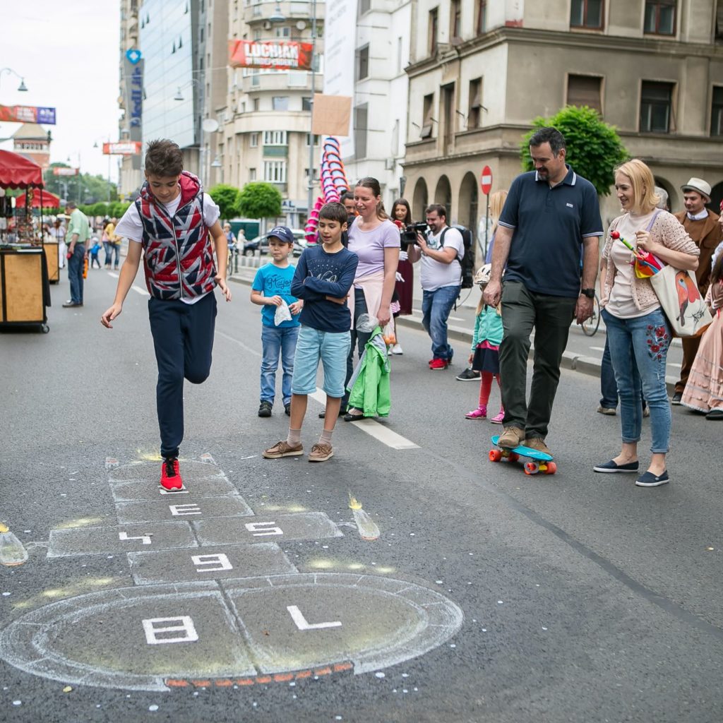 La Pas Pe Calea Victoriei Iunie Creart